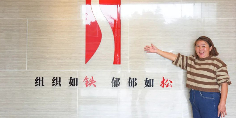 南方日報 | 營造崇尚勞動良好氛圍 為“全國五一勞動獎章”獲得者何擁萍辦理東莞市優才卡